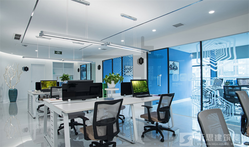 頂棚天花設(shè)計(jì)在<a href=http://m.jybxdl.cn/ target=_blank class=infotextkey>合肥辦公室裝修</a>中的運(yùn)用